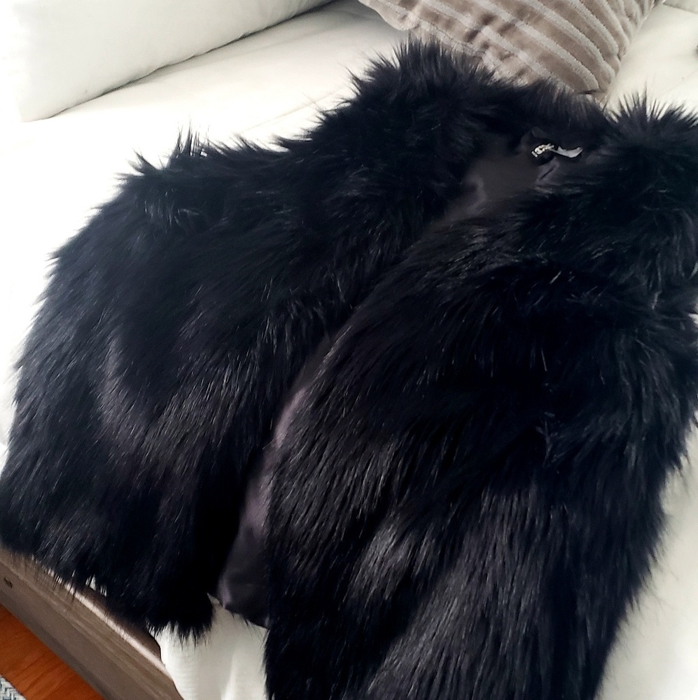 DIVIDED H&M faux fur black vest